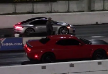 道奇挑戰(zhàn)者地獄貓飆車(chē)比賽992保時(shí)捷911 Carrera獲勝