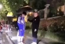 爸爸雨中訓兒子傘卻撐在兒子頭上父愛如山啊