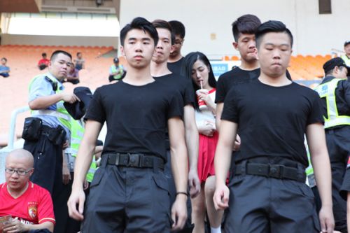 ?；◣?0高手貼身保護看中超，網友扒出驚人內幕
