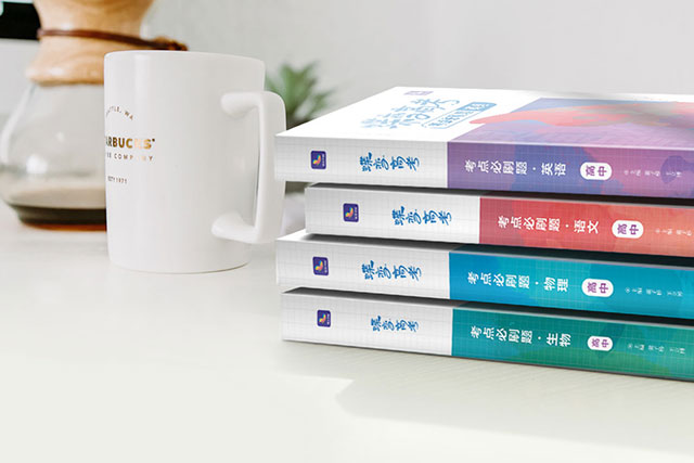 時光倒流。字面意思是時間倒流，但是，中文個人感覺翻譯成時光回溯會比較合適一些。從歐美歌曲Time Back 的音樂整體感，前段的潛伏。后悔，遺憾的感覺，然后中間遞進(jìn)，各種樂器的步進(jìn)，猶如中式的庭院，移步一景。到高潮整體眾多樂器的協(xié)作，在到后期的平淡。對于人生或者自己后悔的事件的反思。 time back雙語例句 It was time to stand back and take stock of his career. 他該從旁觀者的角度來反思一下自己的職業(yè)生涯了。 They often take a long time to die back after flowering. 花期過后，它們的枝葉常常過很長一段時間才會枯萎。 By the time we got back from dinner, Nona was already in bed 我們吃完飯回來時，諾娜已經(jīng)睡下了。 Every time I went back to my hometown I would pay my respects to the middle school teachers. 每次回到故里，我都去拜訪我的中學(xué)老師。 What time did you get back last night? 你昨晚什么時候回家的？ time back是什么電影里的歌 《time back》是一首純音樂，還蠻好聽的。 《Time back》一種恐怖的背景音樂，流行于鋼琴版。常常出現(xiàn)在短視頻里，還有《Scarsong》。跟Time back很像的一首曲《十宗罪》，主要中間一段不一樣。 這首歌是出現(xiàn)在魔盜驚天團(tuán)2的一首配樂。
