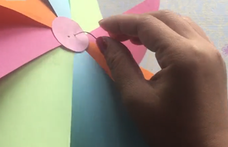 勞動(dòng)節(jié)假日玩具風(fēng)車制作方法7